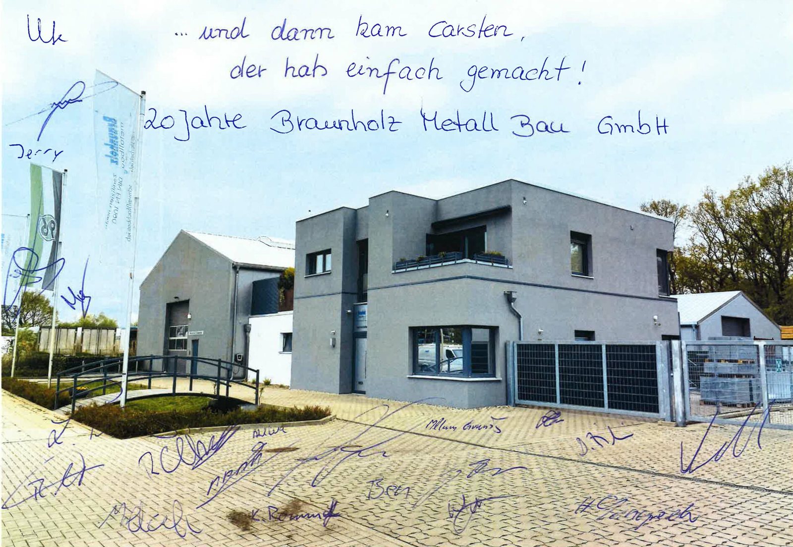 Firmengebäude der Braunholz Metallbau GmbH mit Unterschriften des Teams und dem Schriftzug „… und dann kam Carsten, der hat einfach gemacht! 20 Jahre Braunholz Metall Bau GmbH“