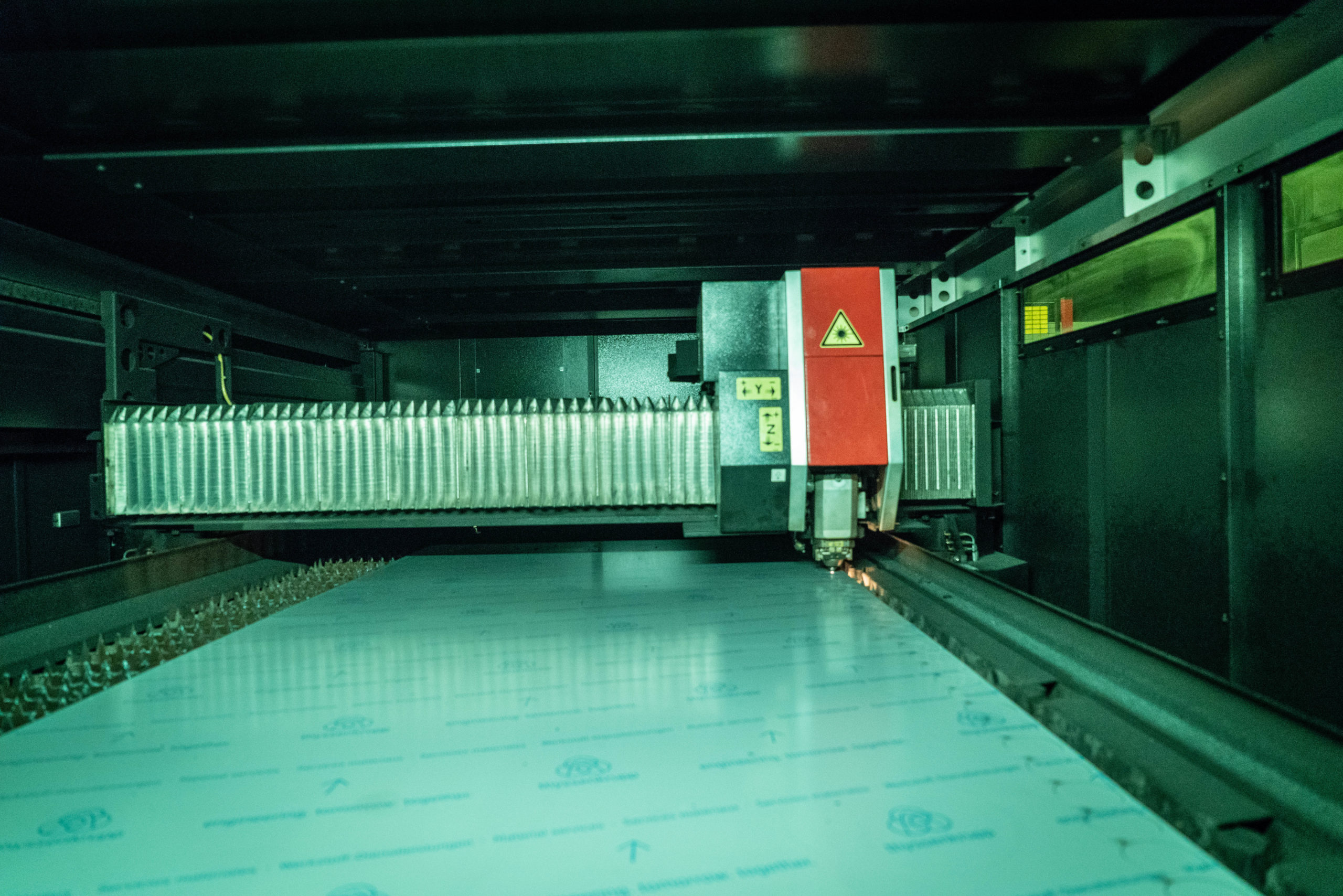 CNC-Faserlaser-Schneidanlage in der Fertigungshalle