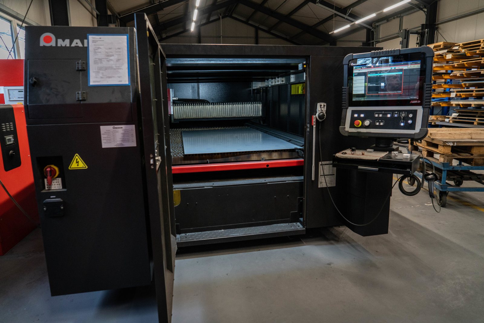 CNC-Laserschneidanlage in der Werkstatt der Braunholz Metallbau GmbH