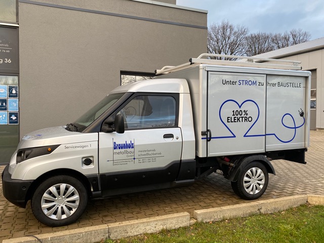 Elektro-Transporter der Braunholz Metallbau GmbH vor dem Firmengebäude