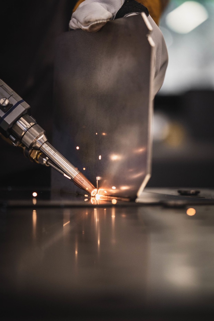 Handgeführtes Laserschweißen an einem Metallbauteil