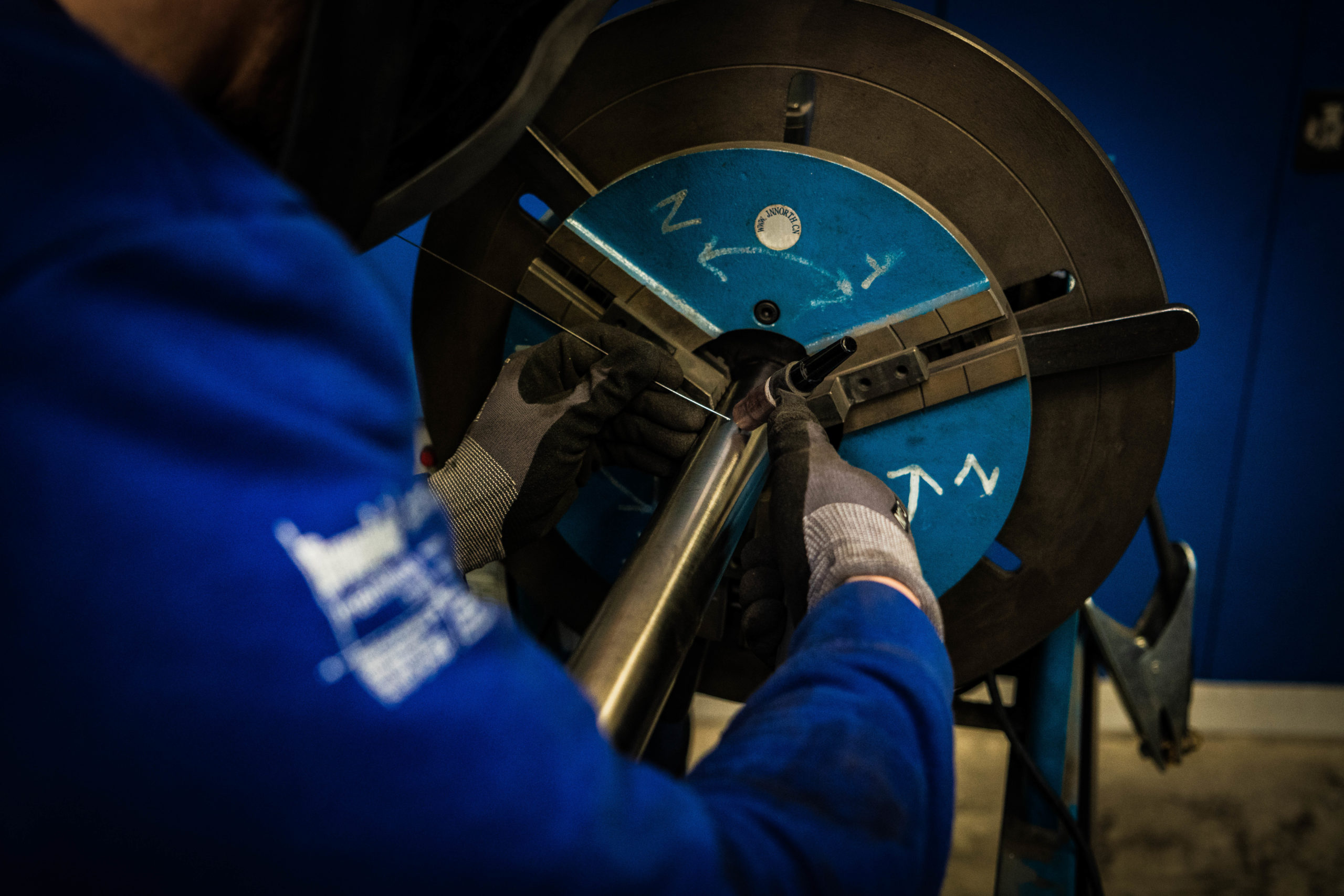 Mitarbeiter der Braunholz Metallbau GmbH bei der Rohrbearbeitung in der Werkstatt